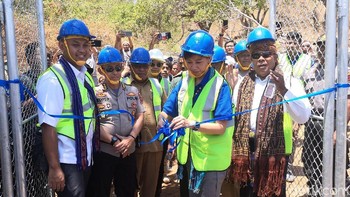 Pengguntingan pita peresmian BTS di Aewora. BTS di Desa Aewora melayani sekitar 450 kepala keluarga, jenisnya adalah BTS mikro dengan jangkauan sekitar 2 km, nantinya bisa diupgrade. (Fino Yurio Kristo/detikcom)