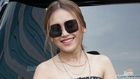 Jangan julid dulua ya! Mungkin saja Ayu kepanasan. Pool/Palevi S/detikFoto.