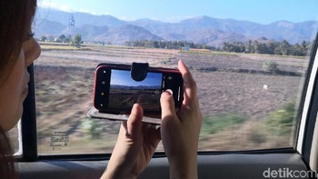 Akan tetapi, pemandangan gunung atau laut di kanan kiri sangat indah. (Fino Yurio Kristo/detikcom)