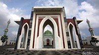 Hal menarik lainnya lagi, Masjid Agung Natuna juga dilengkapi dengan 20 pintu dan di keempat penjuru masjid dua lantai ini juga terdapat empat menara setinggi 17 meter yang melambangkan 17 rakaat dalam salat lima waktu.