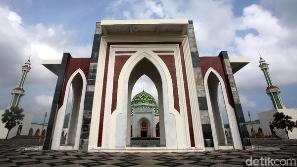 Masjid Agung Kabupaten Natuna bisa menampung hingga 6.000 jamaah. Desainnya mirip dengan Taj Mahal di India. (Agung Pambudhy/detikcom) Masjid Agung Kabupaten Natuna bisa menampung hingga 6.000 jamaah. Desainnya mirip dengan Taj Mahal di India. (Agung Pambudhy/detikcom)