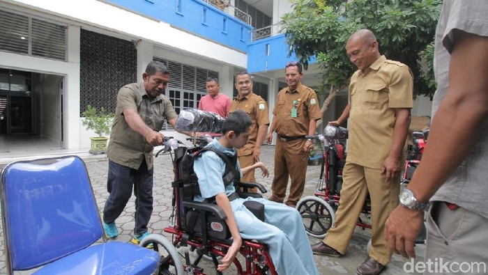 100 Anak Berkebutuhan Khusus di Aceh Dapat Bantuan Kursi Roda