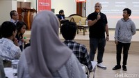 Mereka sudah sangat aware dengan e-commerce dan transaksi digital lain dalam menjalankan aktivitas bisnis maupun konsumsi. Tak terkecuali di dalam industri event dan hiburan seperti pentas musik, pertandingan olahraga, pameran, festival, seminar, event budaya, dan lain-lain. Hampir semua penyelenggaraan event saat ini telah dilakukan secara digital, seperti dalam proses pembelian tiketnya secara online maupun transaksi lain.