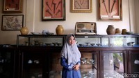 Berbagai artefak peninggalan kerajaan-kerajaan Nusantara maupun negara lain dipamerkan di dalam Museum Sri Serindit yang berada di Kabupaten Natuna.