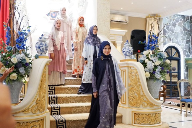 Brand Elzatta didirikan oleh Elidawati Alioemar, Elzatta hijab adalah salah satu brand lokal muslim yang menjadi pioner di dunia fashion muslim tanah air. Elzatta hijab berdiri sejak tahun 2011 sebagai brand fashion muslim lokal dengan tagline Pesona Hijab Indonesia. Foto: Gresnia Arela/Wolipop