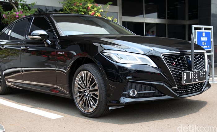 Mobil dinas baru yakni Toyota Crown 2.5 HV G-Executive seharga Rp 1,5 miliar sudah mejeng lho diparkiran gedung DPR hari ini. Yuk, intip penampakannya.