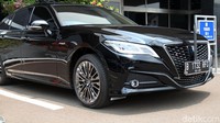 Total ada 101 unit Toyota Crown model terbaru itu yang disiapkan untuk menteri dan pejabat setingkat.