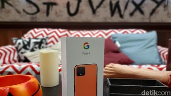Tampilan kotak bagian depan Pixel 4. Foto: Adi Fida Rahman/detikINET