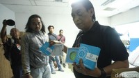 Pihak Polres Lumajang baru menunjukkan beberapa produk Chakra Plus Geometri Amezcua yang terbungkus kardus warna biru.
