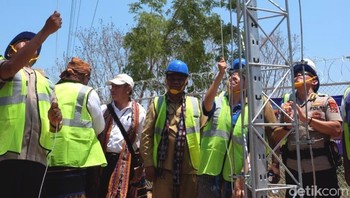 Pengibaran Bendera Merah Putih di menara BTS Aewora. (Fino Yurio Kristo/detikcom)