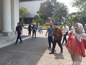 Jalan Kaki, Erick Thohir Sambangi Kantor Anies Baswedan