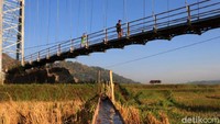 Sejumlah warga melintasi Jembatan Gantung Panyindangan, Desa Gunasari, Kecamatan Sumedang Selatan, Kabupaten Sumedang.