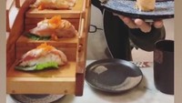 Foto: Instagram @kimberlyryder dan @edward_akbarSuaminya kini berpose dengan sushi yang tersusun di tangga momen ini pun tak luput diabadikan oleh Kimberly.