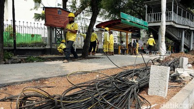 Kabel Semrawut di Salemba Mulai Ditertibkan