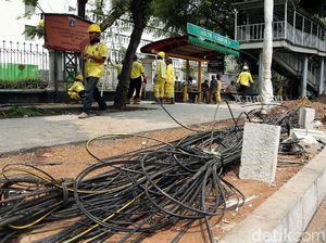 Kabel Semrawut di Salemba Mulai Ditertibkan