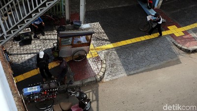 Terlalu! Baru Rampung Trotoar Otista Jadi Lahan Parkir dan PKL