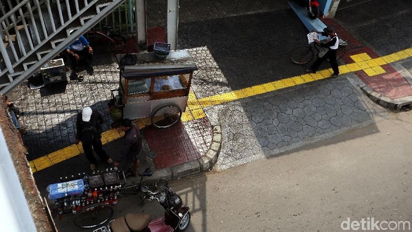 Terlalu! Baru Rampung Trotoar Otista Jadi Lahan Parkir dan PKL