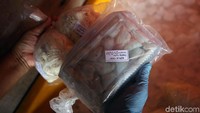 Menurut Al Izhar, dalam sebulan dirinya dapat meraup untung mencapai Rp 500 juta per bulan dari usaha mengolah kepiting rajungan tersebut. Kehadiran listrik yang kini telah mengaliri Kabupaten Natuna pun dirasakan sangat bermanfaat bagi Al Izhar. Dengan adanya listrik, ia dapat membekukan daging-daging rajungannya sebelum dijual maupun dikirim ke pembeli yang tak jarang berasal dari luar negeri.