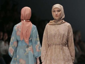 Busana Muslim dengan Teknik Jahit Kuno Jepang di Jakarta Fashion Week 2020