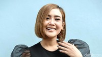 Ia kini tengah menjalin asmara dengan seorang pria bule. Foto: Noel/detikFoto