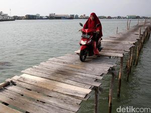 Uji Nyali Lintasi Jalan Kayu di Pulau Sedanau Natuna