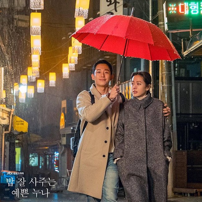 Lagi aktris Son Ye Jin masuk dalam daftar Pasangan Drama Korea Paling Favorit 2020. Kali ini berada di urutan keempat pasangan drakor terfavorit, Son Ye Jin berpasangan dengan si ganteng nan imut Jung Haein. Mereka menjadi pasangan kekasih dalam drakor Something In The Rain. Foto: JTBC