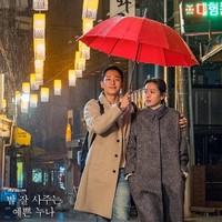 Lagi aktris Son Ye Jin masuk dalam daftar Pasangan Drama Korea Paling Favorit 2020. Kali ini berada di urutan keempat pasangan drakor terfavorit, Son Ye Jin berpasangan dengan si ganteng nan imut Jung Haein. Mereka menjadi pasangan kekasih dalam drakor Something In The Rain. Foto: JTBC
