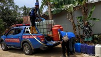 Kekeringan melanda Kabupaten Ciamis, Jawa Barat, imbas kemarau panjang yang terjadi beberapa bulan terakhir di sana. Warga pun mulai mengalami krisis air bersih.