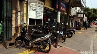 Sepeda motor ini milik para tamu dan pelanggan ruko-ruko di sapanjang jalan.