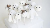 Duh hantu mungil ini menggemaskan banget. Cake pop ini hadir dengan hantu berselimut putih dan hantu mumi. Semuanya hadir dengan warna putih. Foto : instagram @12oaksdessert