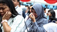 Keluarga korban pesawat Lion Air JT-610 menangis saat hendak masuk ke KRI Semarang-594 dari Dermaga JICT 2, Tanjung Priok, Jakarta Utara, Selasa (29/10/2019).