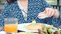 Foto: Instagram @kimberlyryder dan @edward_akbarKimberly sedang berlibur di Ubud, Bali bersama suaminya. Momen sarapan bersama pancake dan nata de coco tak lupa ia abadikan.
