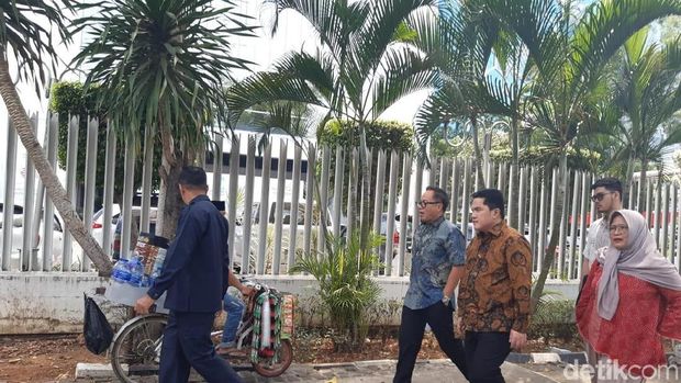 Menteri BUMN Erick Thohir jalan kaki ke Kantor Anies Baswedan di Balai Kota DKI