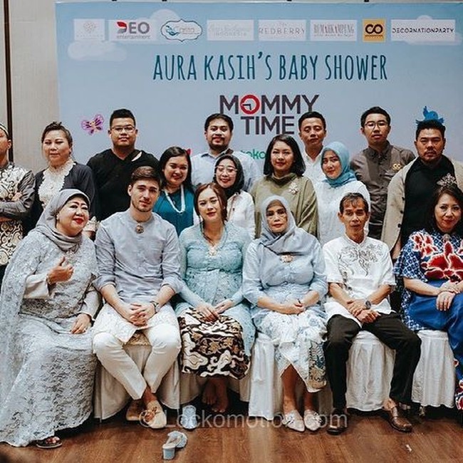 Nuansa biru muda mewarnai acara tujuh bulanan Aura Kasih yang digelar Mei 2019. Menggelar tujuh bulanan dengan adat Jawa, Aura Kasih tidak tampil dengan rambut disanggul tradisional seperti artis lainnya. Ia memilih tatanan rambut kuncir kuda yang lebih simpel. Foto: Instagram/@aurakasih