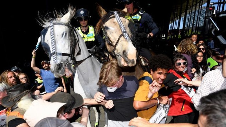 Pengunjuk Rasa Lingkungan Bentrok dengan Polisi di Melbourne Pengunjuk Rasa Lingkungan Bentrok dengan Polisi di Melbourne