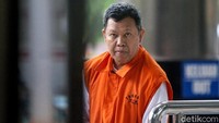 Mantan Direktur Utama (Dirut) PTPN III Dolly Pulungan mengenakan rompi oranye KPK saat akan menjalani pemeriksaan di kantor lembaga antirasuah tersebut pada Selasa (29/10/2019).
