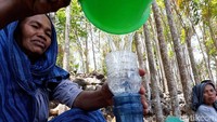 Mereka mengambil air dari bocoran pipa itu sejak 5 bulan lalu.