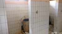 Kondisi toilet yang sekilas tampak mirip seperti pada foto diklaim kondisi miris tahun 2003 lalu. Namun ada perbedaan pada keramik, luas, dan kondisinya yang jauh lebih bersih. (Foto: Firdaus Anwar/detikHealth)