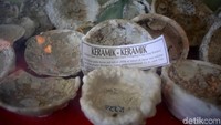 Sejumlah keramik yang diperkirakan berasal dari kapal pedagang China yang karam pun turut dipamerkan di dalam Museum Sri Serindit. Keramik-keramik tersebut diketahui ditemukan pada tahun 2008 silam di dasar laut sekitar pantai Kecamatan Bunguran Timur pada kedalam 15 meter.