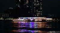 Walau memiliki moda transportasi kereta layang atau BTS Skytrain, jalanan Bangkok tetap ramai dengan kendaraan. Apalagi saat jam pergi atau pulang kerja. Untuk itu, transportasi air bisa jadi pilihan lainnya.