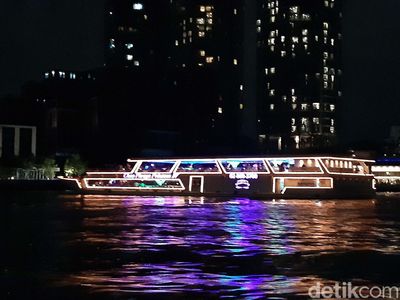 Kerlap-kerlip Naik Transportasi Air Bangkok