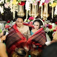 Prosesi tujuh bulanan Momo Geisha dan terbilang unik. Ia dan sang suami, Nicola Reza Samudera menggabungkan adat Batak dan Jawa dalam gelaran tujuh bulanan pada Februari 2019 lalu. Berkebaya lace warna toska, Momo Geisha tampil ayu dengan sanggul tradisional. Foto: Instagram/@therealmomogeisha