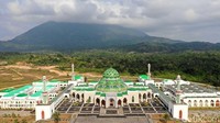 Meski berada di pulau kecil dan berbatasan dengan negara-negara tetangga, kemegahan Masjid Agung Natuna berhasil memesona para pengunjung yang datang ke sana. Pemandangan Gunung Ranai yang menjadi latar belakang masjid ini membuat pemandangannya semakin memukau.