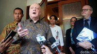 Dubes Australia untuk Indonesia, Gary Quinlan AO nampak menjawab sejumlah pertanyaan dari awak media saat menyambangi kantor Kemenko Polhukam, Jakarta.