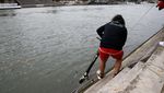 Potret Sampah Skuter di Sungai Paris