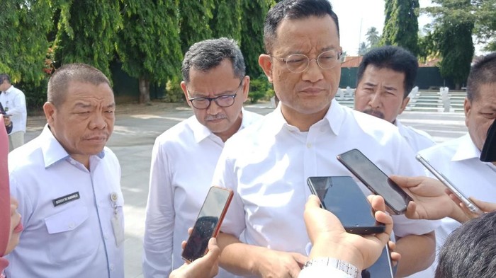 Menteri Sosial (Mensos) Juliari Batubara melakukan kunjungan kerja ke Palu, Sulawesi Tengah. Mensos berziarah ke Taman Makam Pahlawan Nasional (TMPN) Tatura sekaligus mengecek perbaikan kerusakan makam akibat gempa.