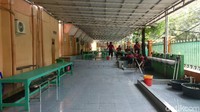 Kepala Panti Sosial Bina Laras Cipayung Tuti Sulistianingsih menjelaskan bahwa kondisi warga binaannya terurus dengan baik. Tampak di sini salah satu ruang yang biasa dipakai makan bersama orang dengan gangguan jiwa (ODGJ). (Foto: Firdaus Anwar/detikHealth)