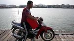 Uji Nyali Lintasi Jalan Kayu di Pulau Sedanau Natuna