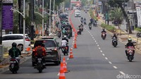 Traffic cone tersebut dipasang mulai dari lampu merah di dekat ruko Anomali Coffee hingga ke pertigaan yang mengarah Jeruk Purut, tepatnya di dekat Jumbo Kupi.