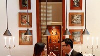 Dalam unggahan foto ini Janisa tak menyangka bahwa Mike adalah pria impiannya. Mereka tampak menggunakan outfit rapih untuk nge-date bersama segelas martini. Foto: Instagram
